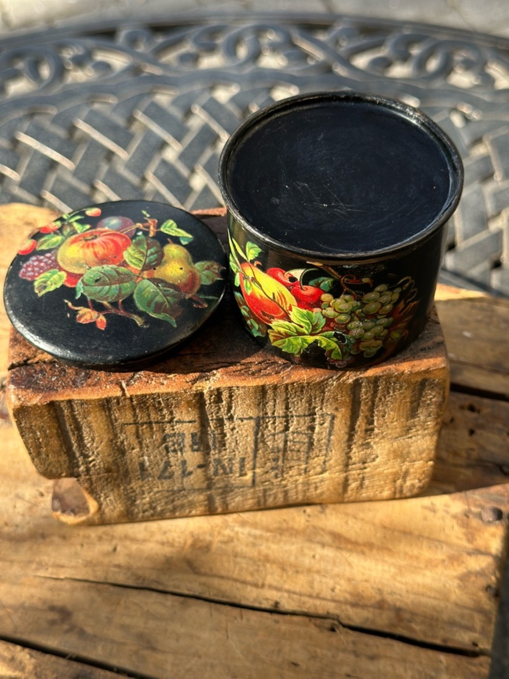Vintage Black Lacquer Trinket Box Floral Fruit Papier Mache or Wood Cottage - Picture 8 of 10